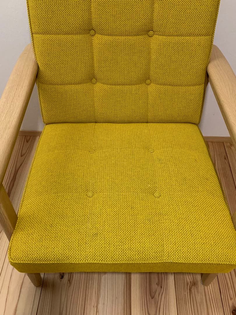 【カリモク正規品】イエローの布製クッションと木製脚のシンプルな1人掛けソファ