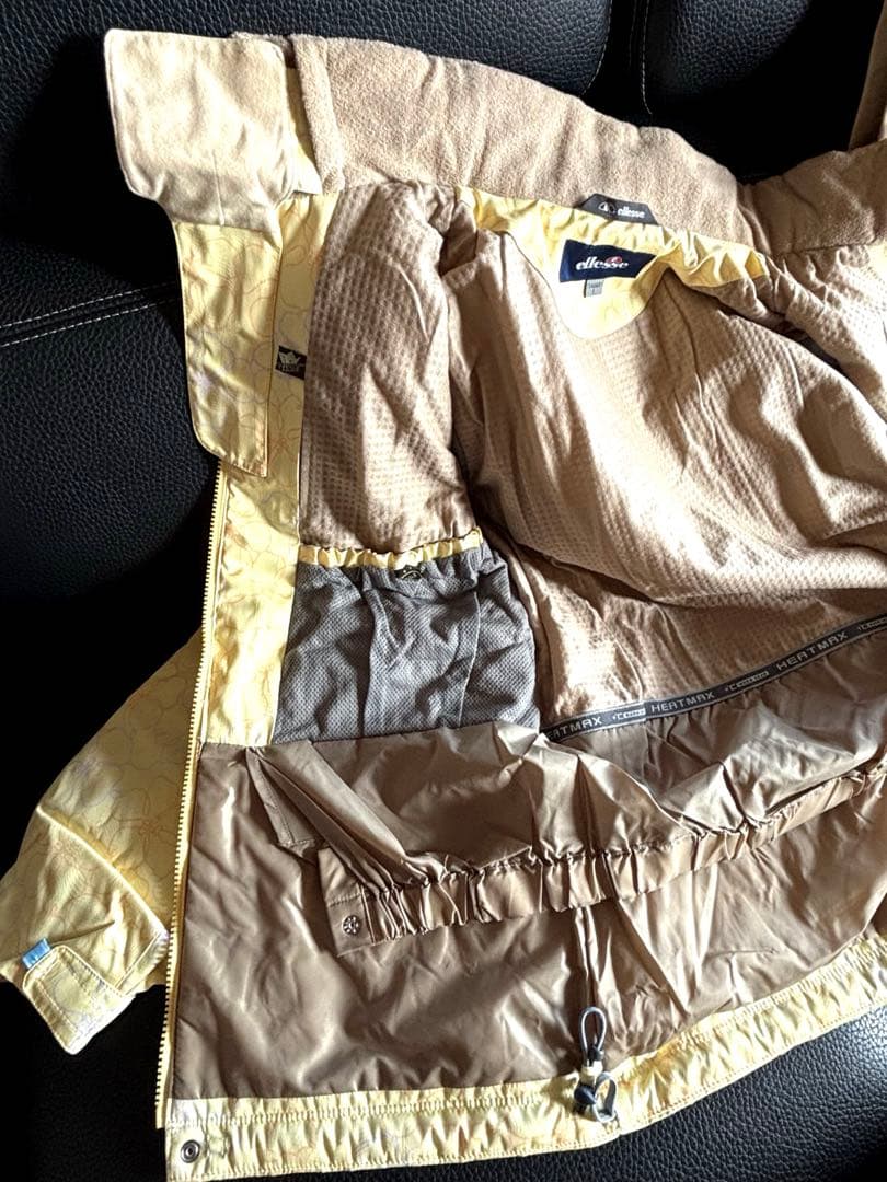 スキーウェア(女性用) フード付き淡い黄色