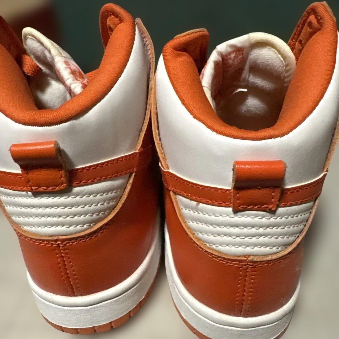 ナイキ ダンク ハイ LE ホワイトとオレンジブレイズのカラー