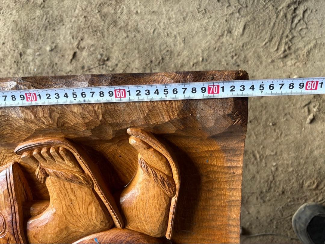 アイヌ民族の木彫りの壁掛けです。