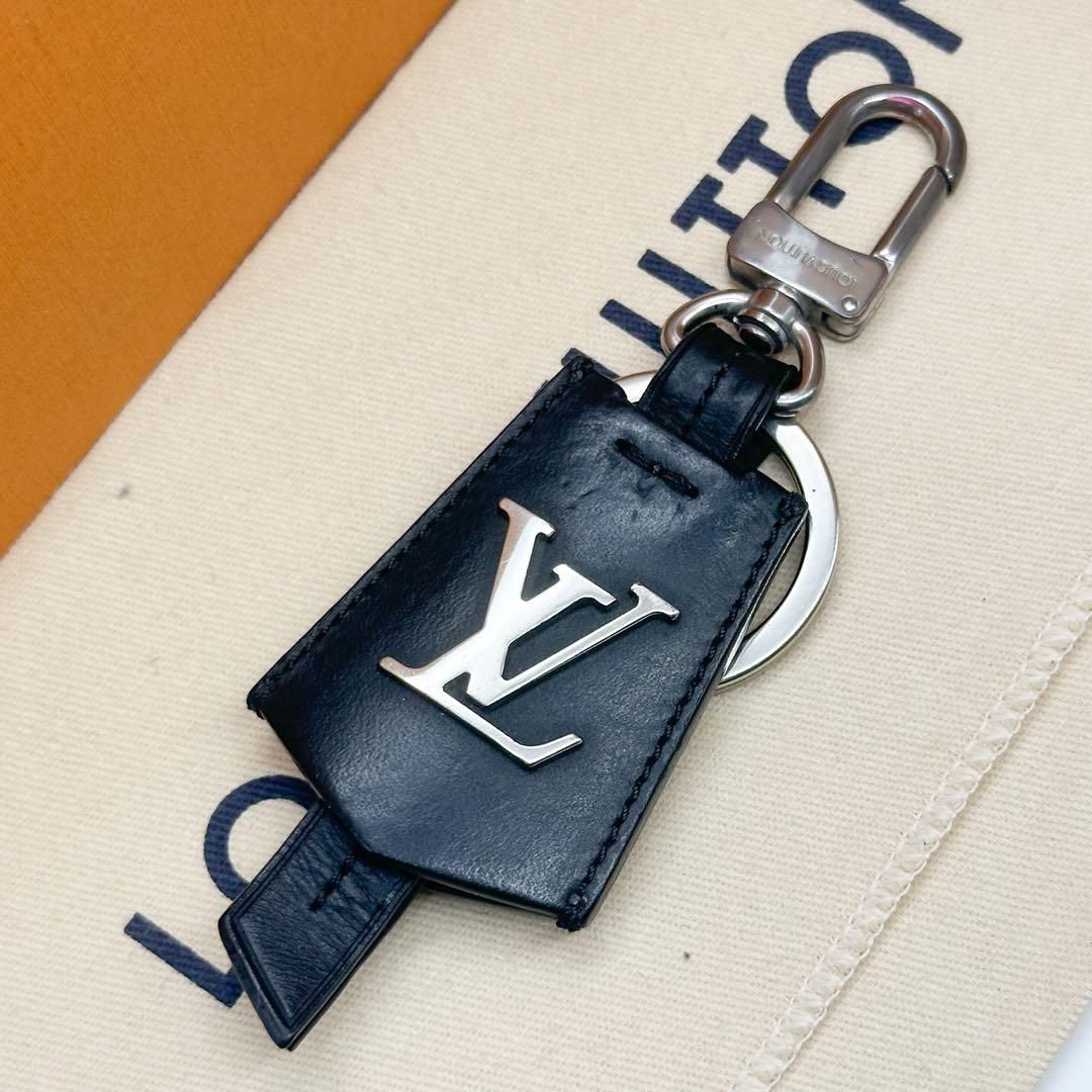 ルイヴィトン キーホルダー クロッシュ クレ ロゴ キーリング チャーム LV