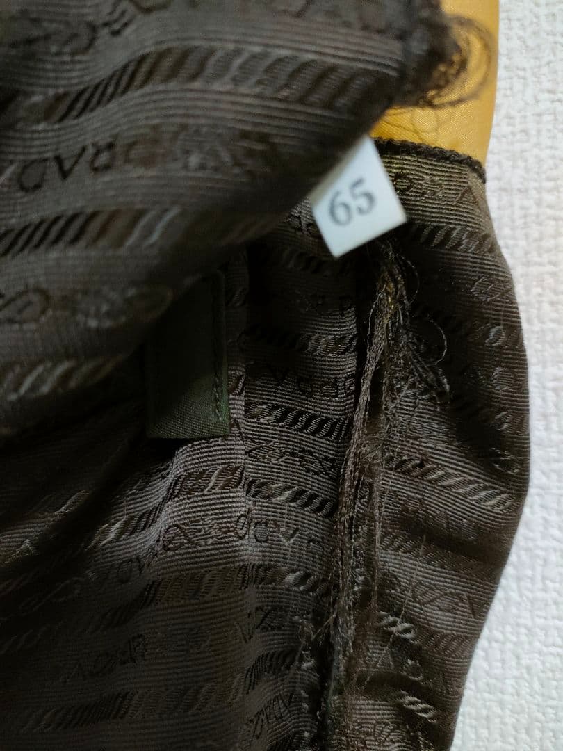 プラダ　イエロートートバッグ