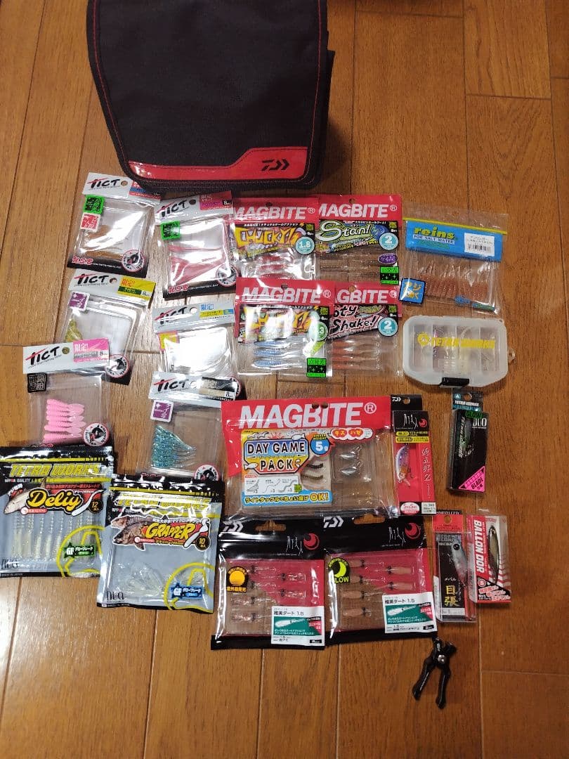 DAIWAケース【ワーム、メバルルアー 他入り】＋エギケース【エギ8本入り】