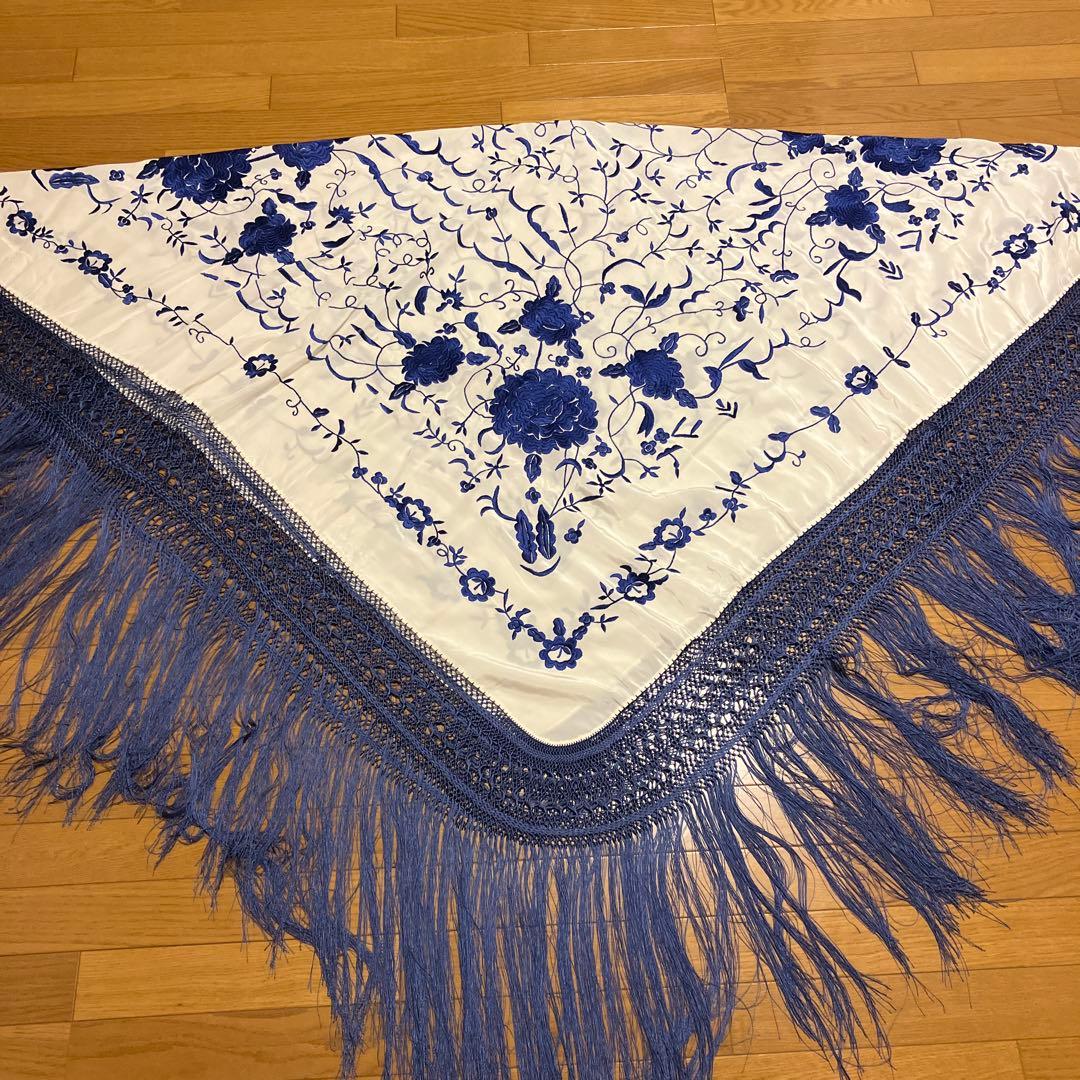 大判マントン白地に紺色の刺繍　MANTON BORDADO フリンジ付き刺繍