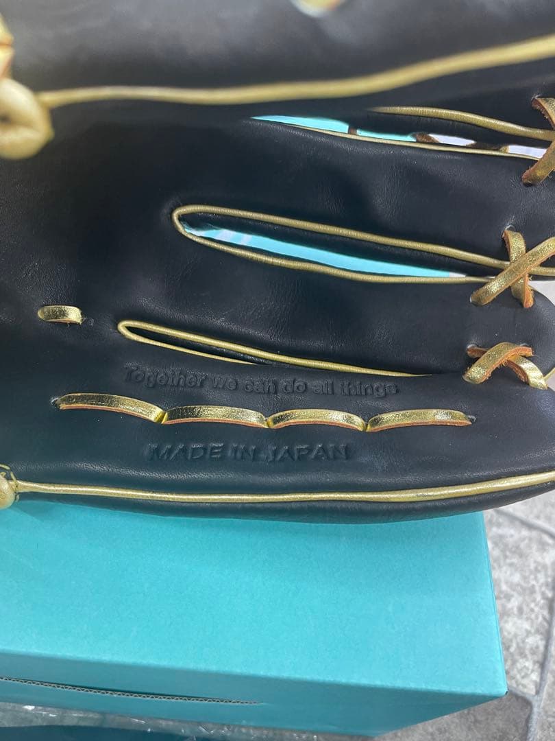 one of the answer 限定　プロ支給品　万波中正　外野用