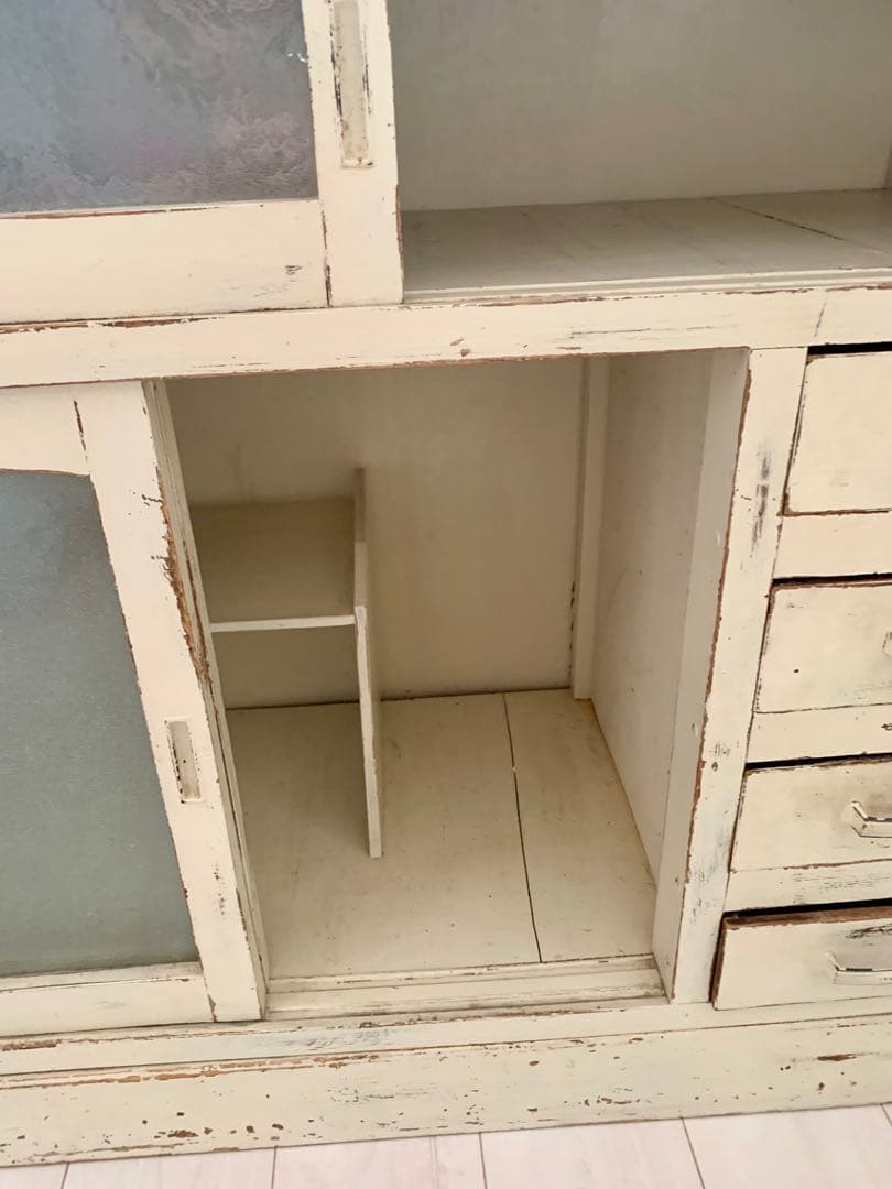 日本の古いアイボリーの水屋キャビネット　水屋　食器棚　アンティーク　昭和レトロ