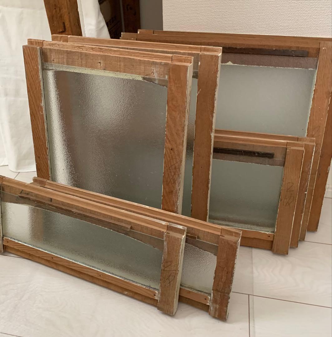 日本の古いアイボリーの水屋キャビネット　水屋　食器棚　アンティーク　昭和レトロ