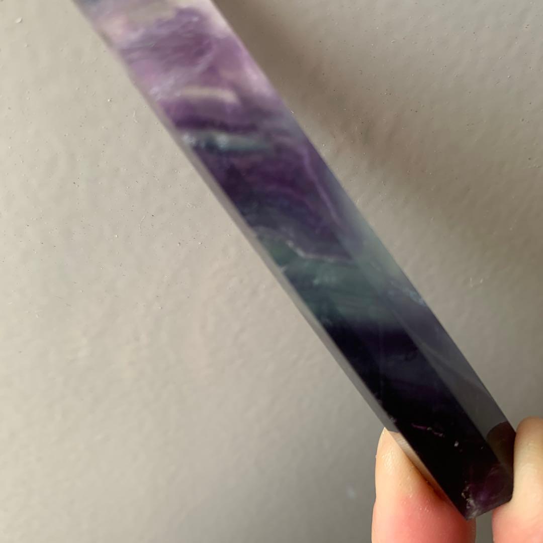 レインボーフローライトポイントタワー約8.6㎝　六角柱　天然石置物