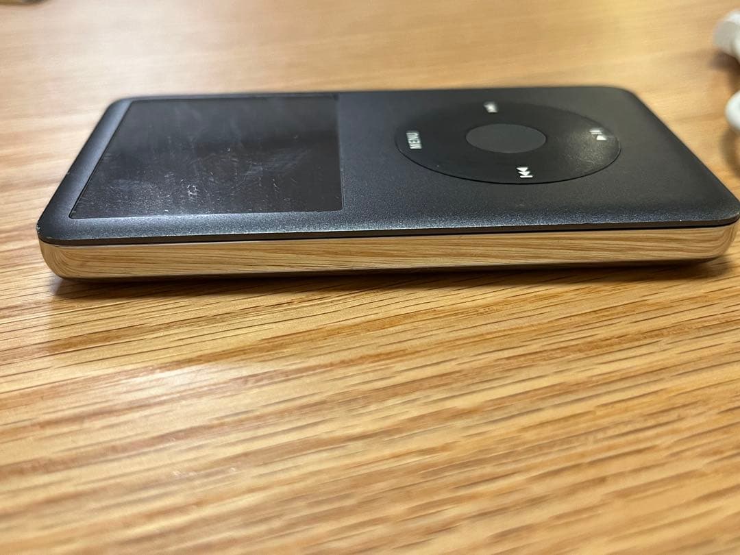 Apple iPod classic 120GB 本体とUSBケーブル