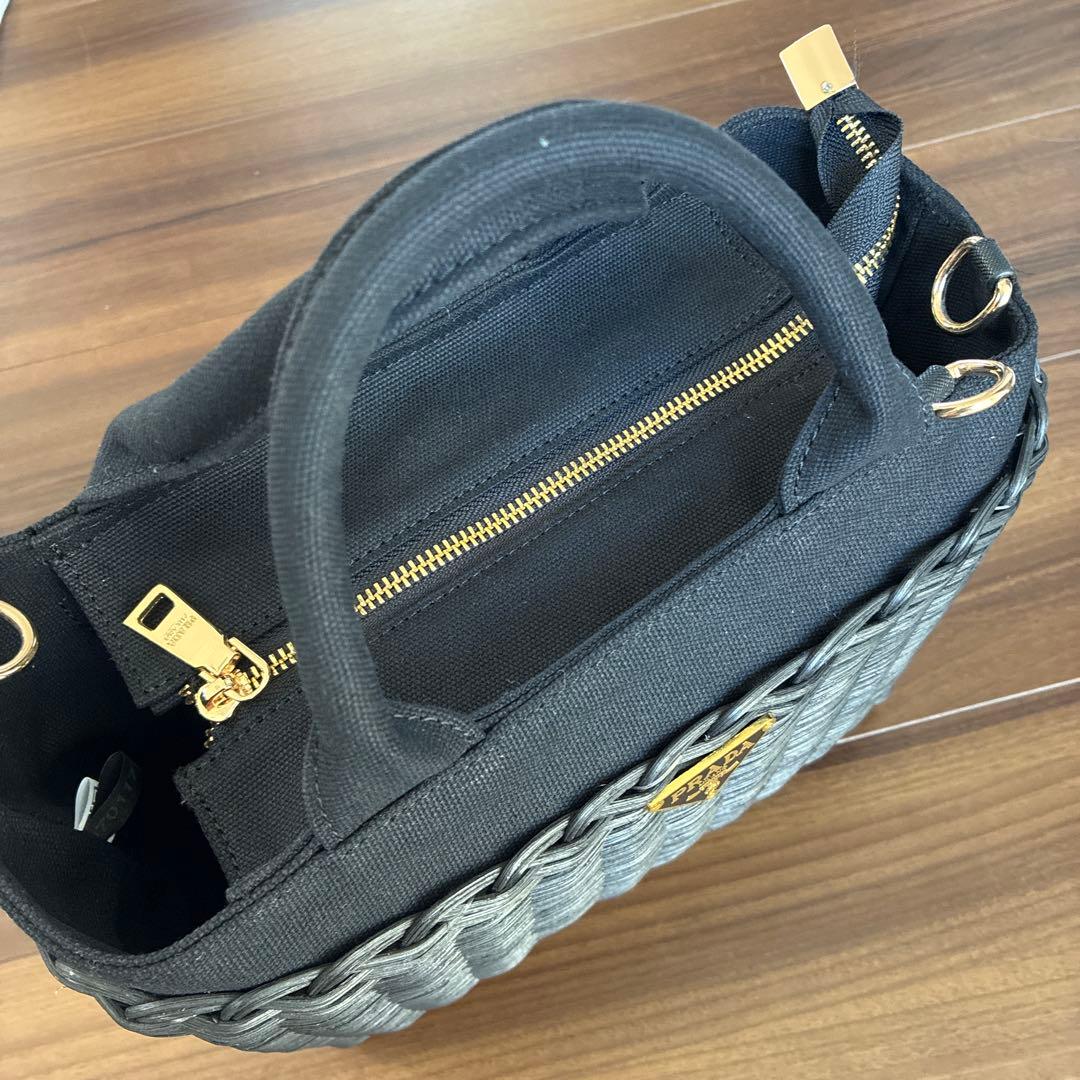 ロゴ付き　ブラック かごバッグ