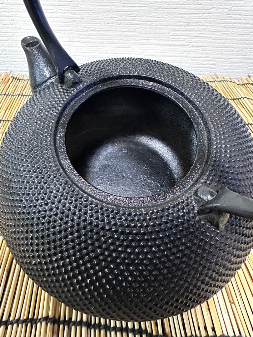 未使用品、保管品　南部名工金秀 及春鋳造捻鉉算盤形アラレ南部鉄瓶　南部鉄器　鉄瓶