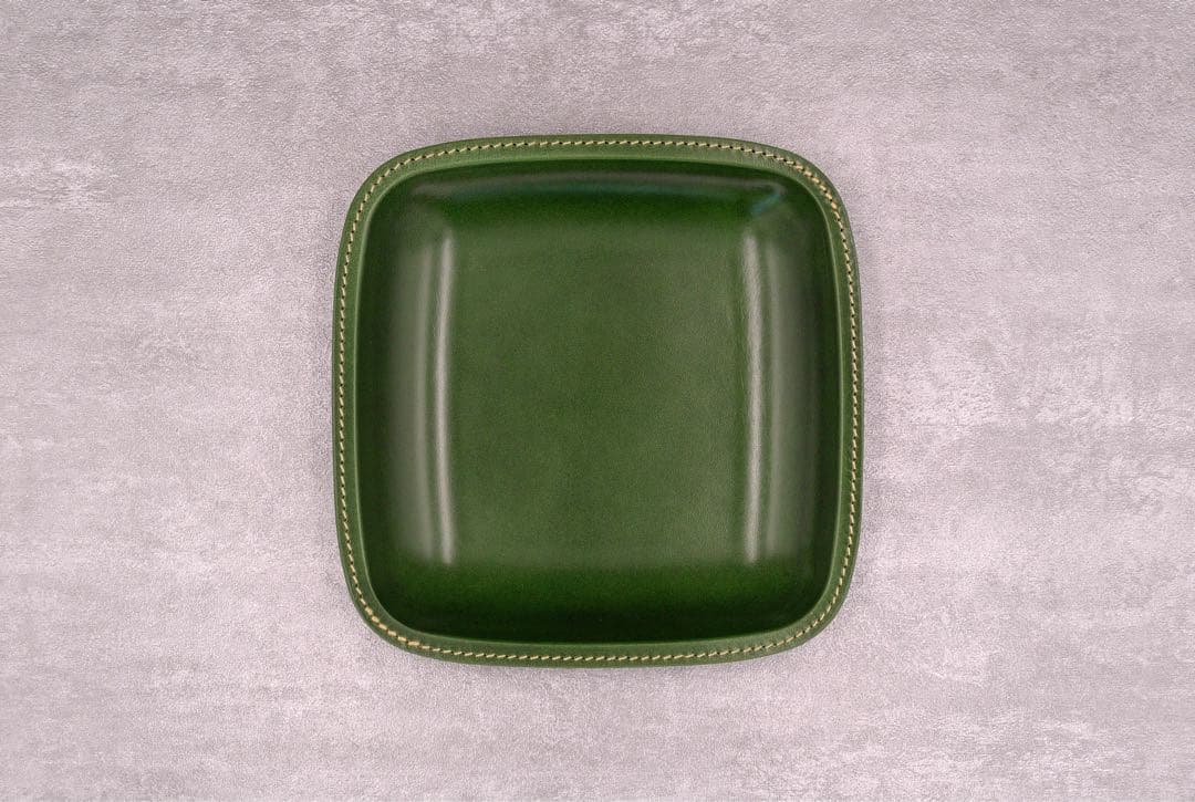 職人手作りの小物収納トレイ — 天然牛革で　ひすいのような緑