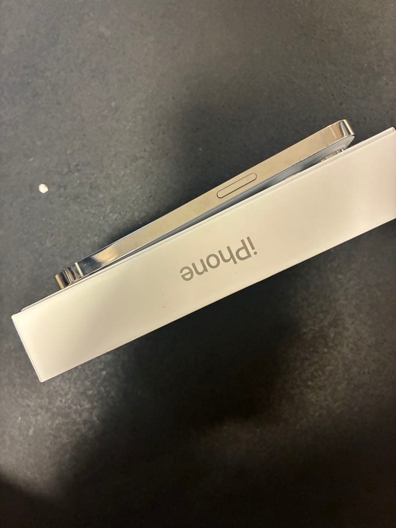 【期間限定価格】iPhone14 pro 256GB シルバー　美品