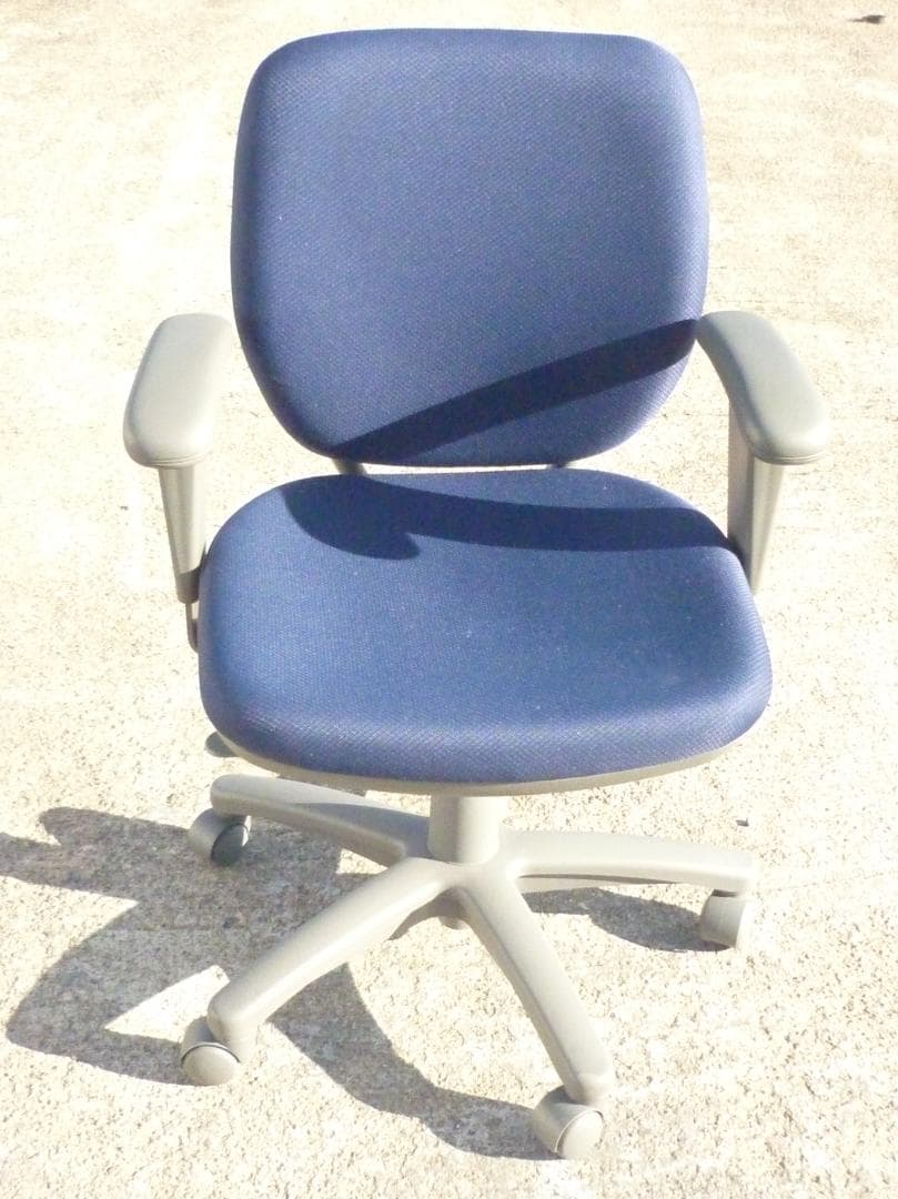 中古 オカムラ ビラージュ オフィスチェア 肘当て付き ネイビー 事務椅子