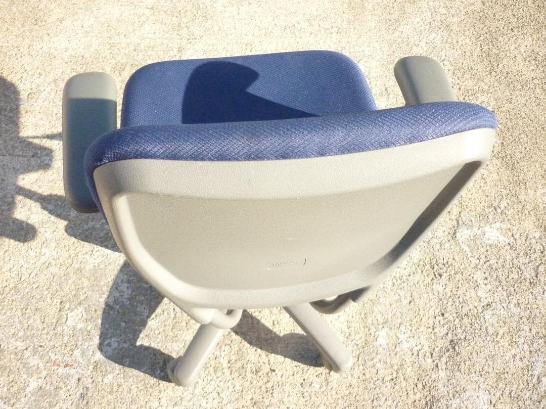 中古 オカムラ ビラージュ オフィスチェア 肘当て付き ネイビー 事務椅子