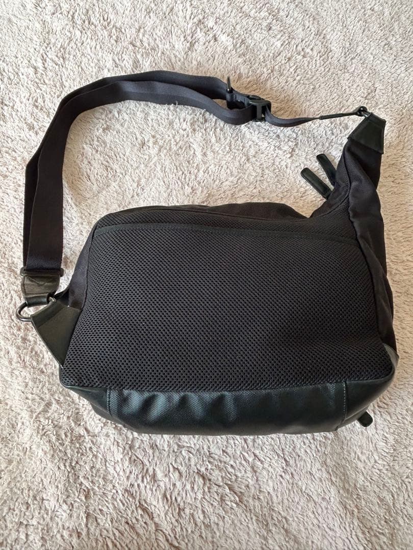 アルティザン&アーティスト　 ボディバック型カメラバッグ