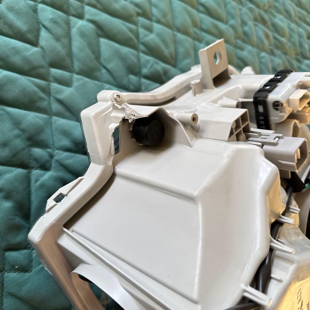 ハイエース右ヘッドライト　ジャンク品