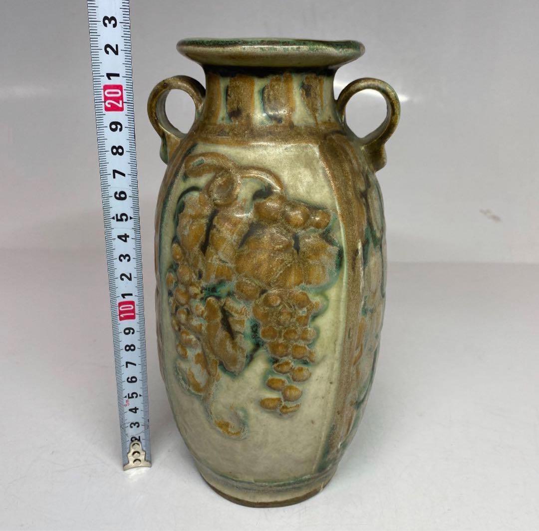 時代物 宋三彩 浮彫葡萄の図耳付花入　22.5cm。y637