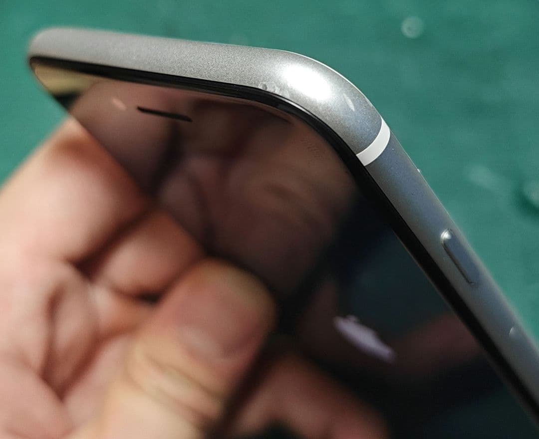 iPhone SE 第二世代 角傷あり