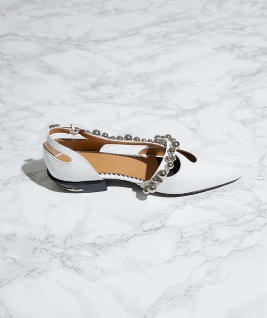 TOGA PULLA(トーガプルラ)メタルボール付フラットパンプス