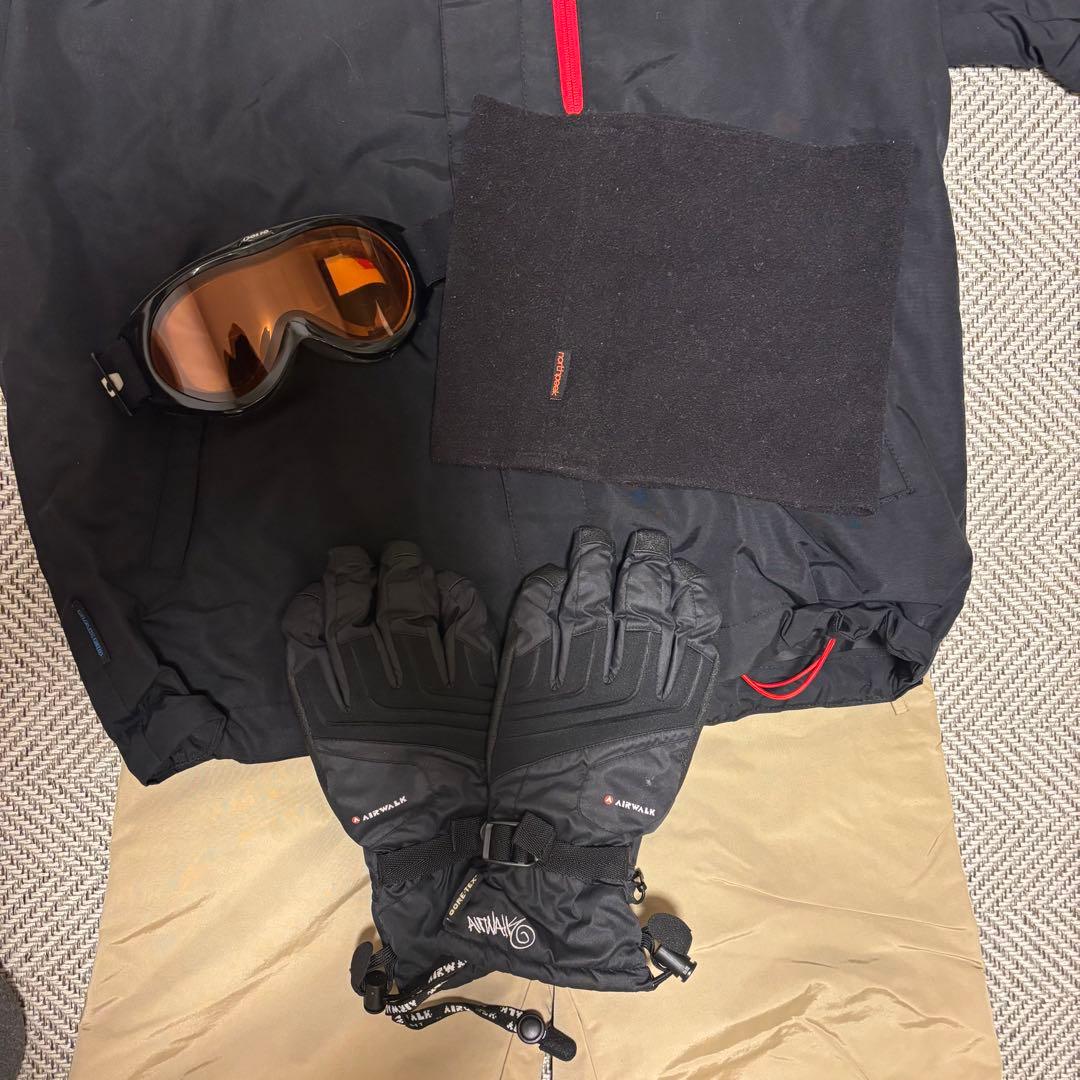 スノーボードウェアセット（黒ジャケット・ベージュパンツ・ゴーグル・グローブ）
