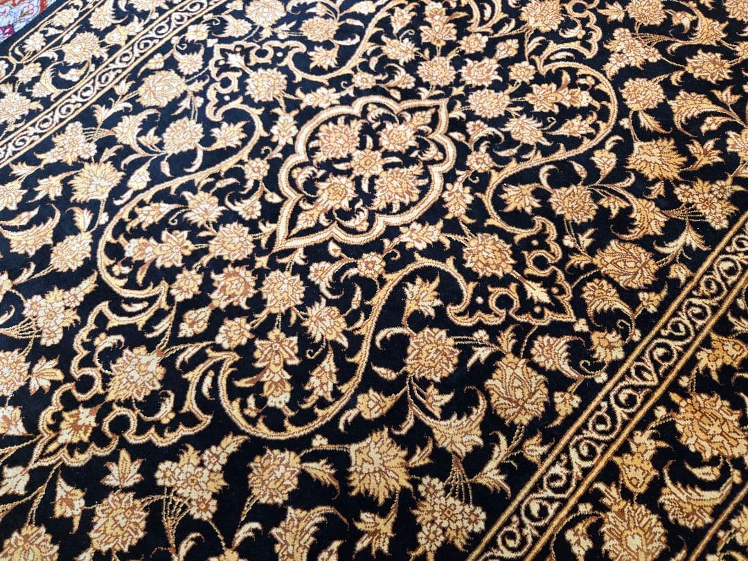 黒と金の花柄ペルシャ絨毯100%手織りシルク クム産サイズ:120cm×78xm