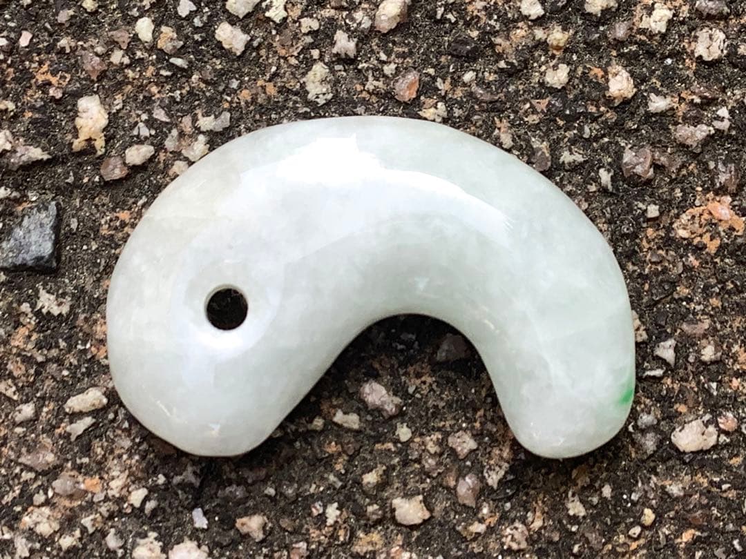 ✳限定卸し値段　極上氷紋様　糸魚川翡翠勾玉アイスジェイド プレゼント付　鑑別付