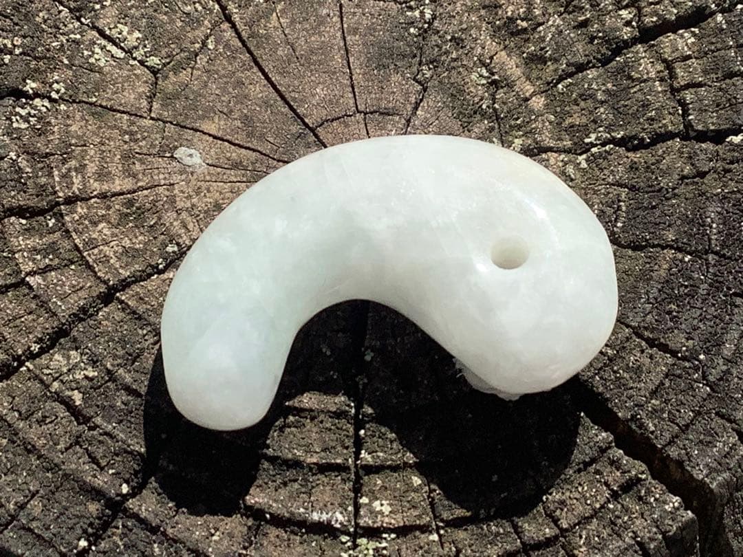 ✳限定卸し値段　極上氷紋様　糸魚川翡翠勾玉アイスジェイド プレゼント付　鑑別付