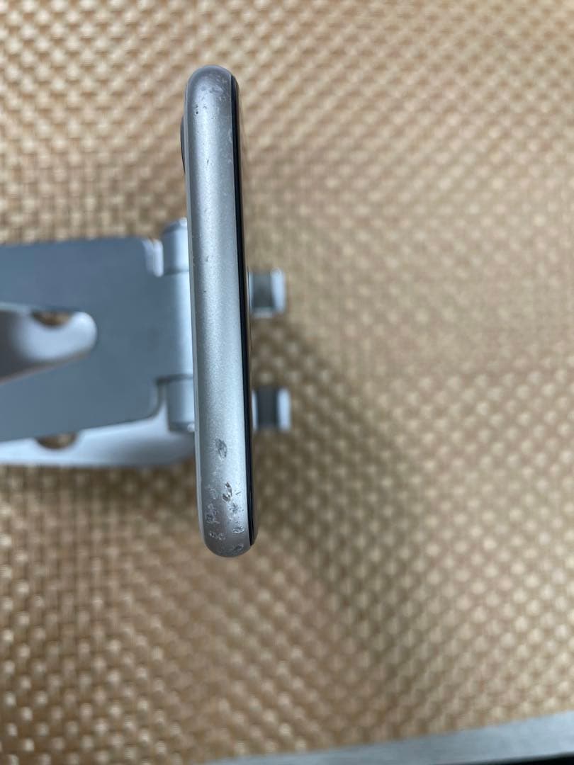 iPhone SE 第世代 64 GB スターライトSIMフリー【9734】