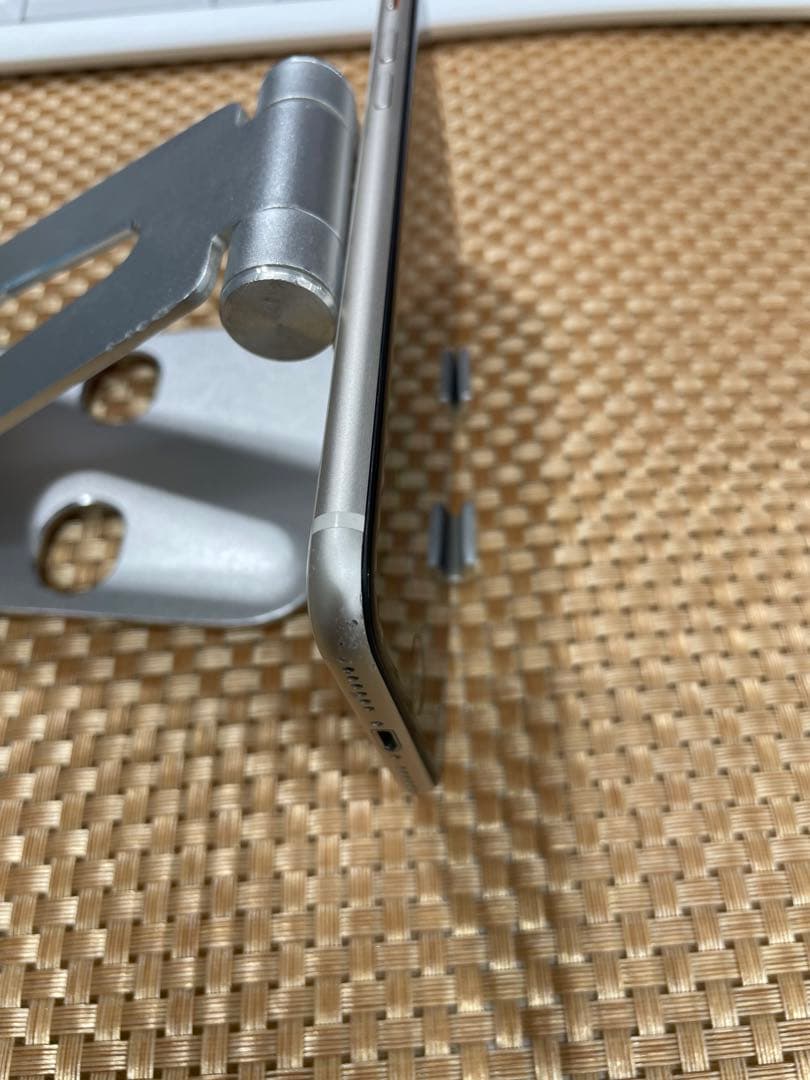 iPhone SE 第世代 64 GB スターライトSIMフリー【9734】