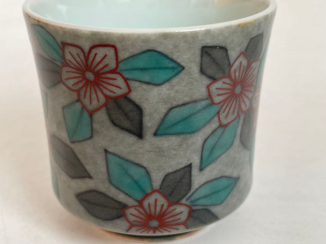 陶芸家　人間国宝　十三代　今泉今右衛門　色絵　薄墨　草花文ぐい呑　酒器　盃　共箱