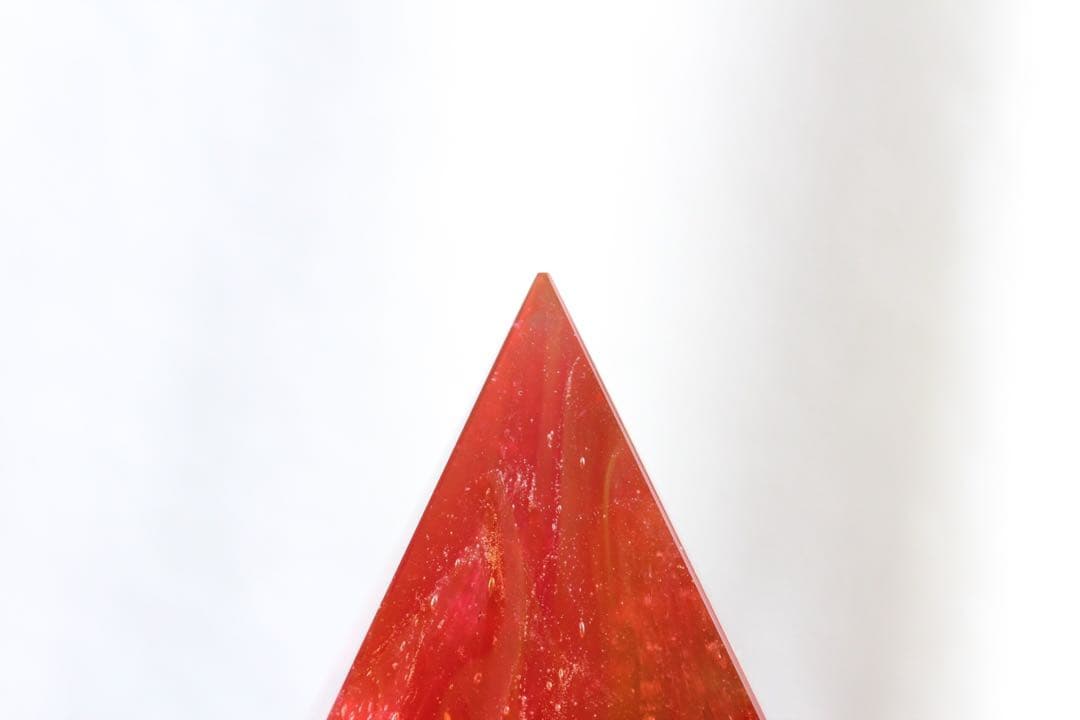 シエラネバダ産アンダラクリスタル　大きめピラミッド　マルチカラー　レッド系