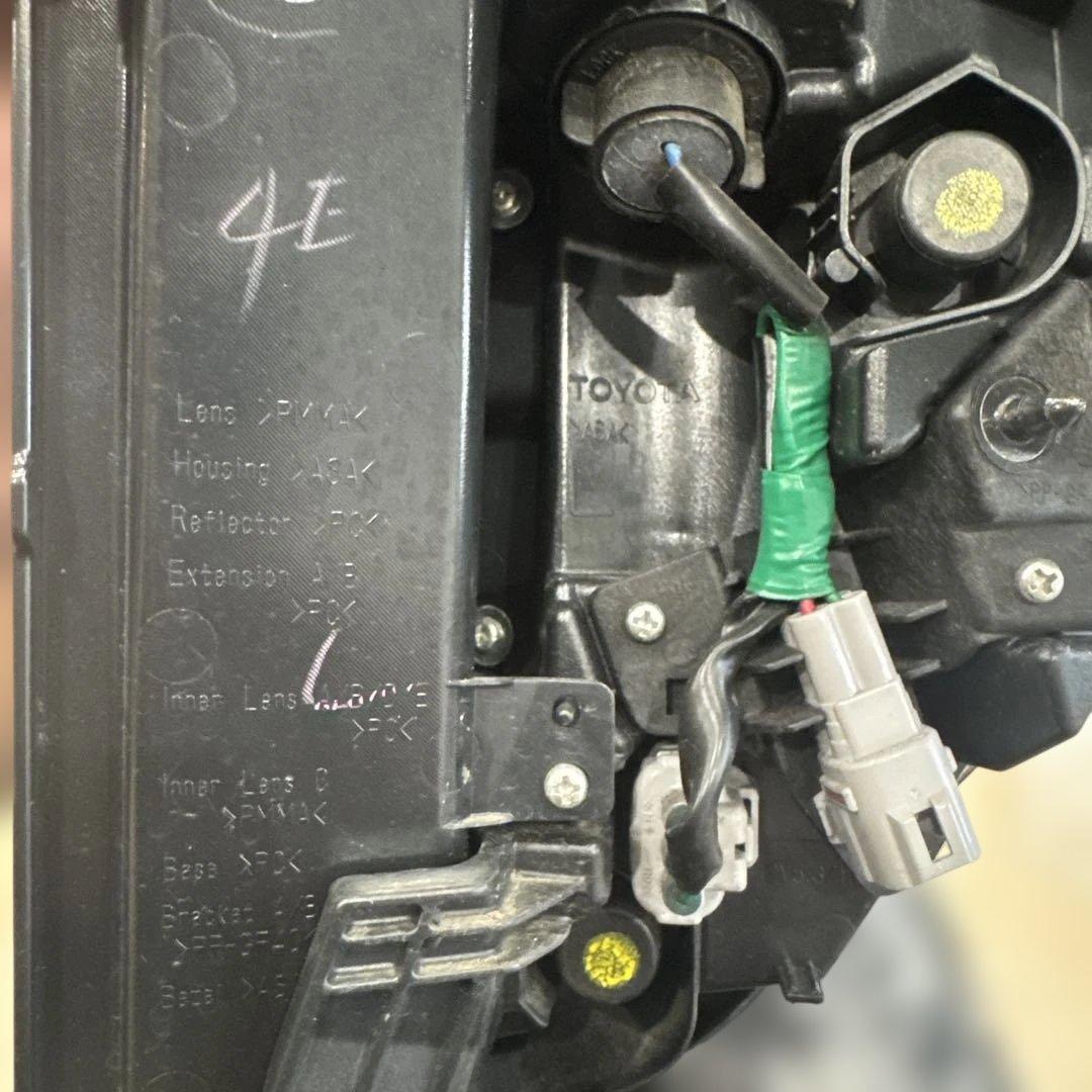 トヨタヴェルファイア30系前期 純正テールランプ 左右セット Koito製 美品