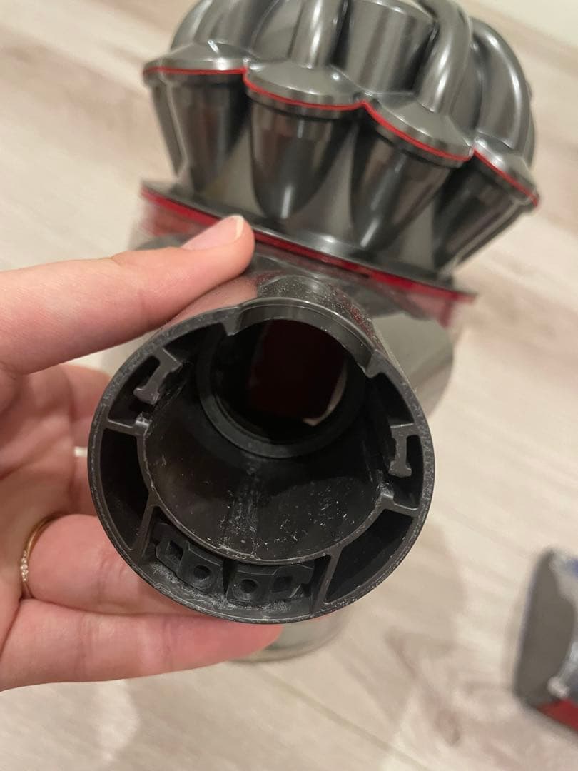 Dyson V8 Fluffy 掃除機 本体と付属品