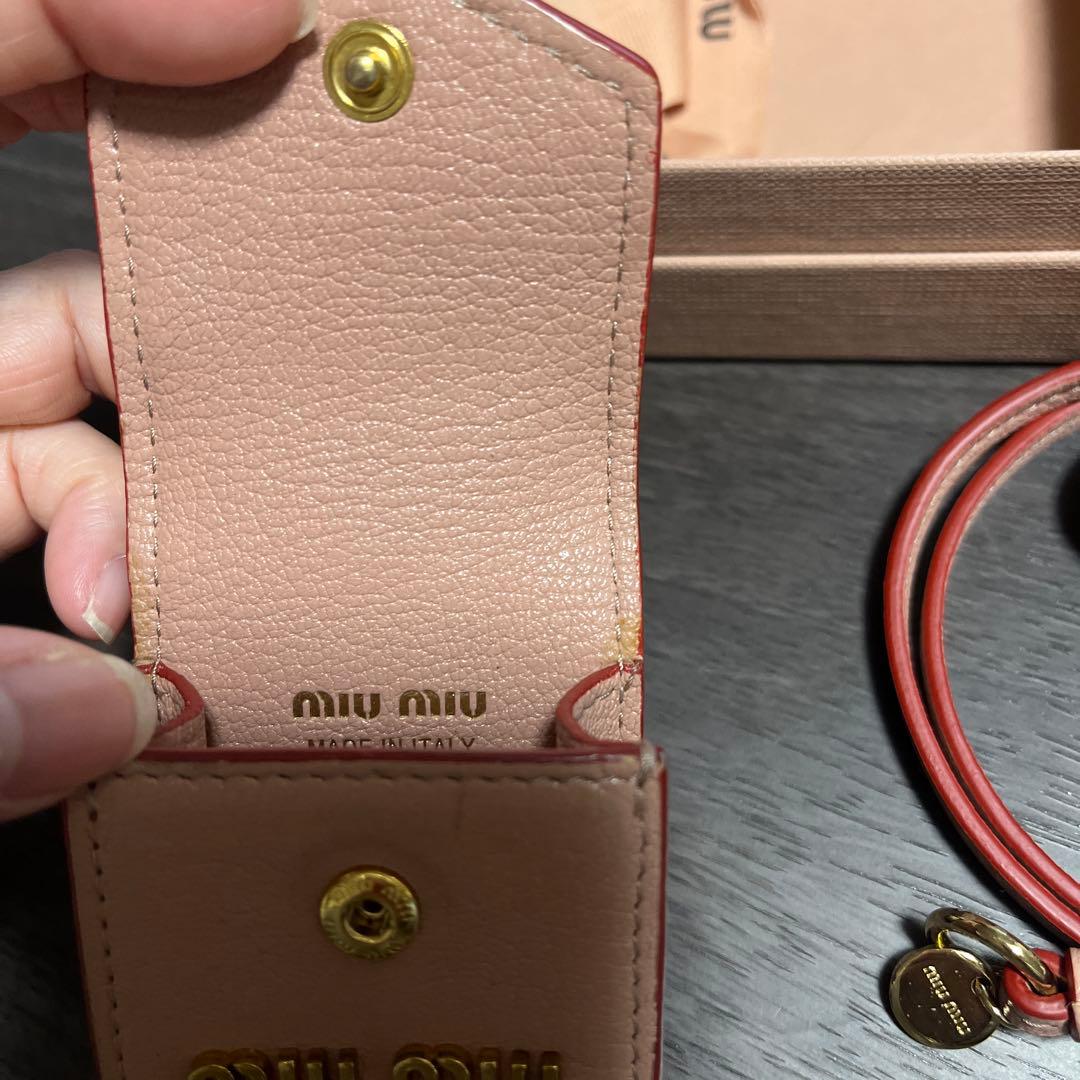 miu miu ピンクレザーケース ストラップ付き