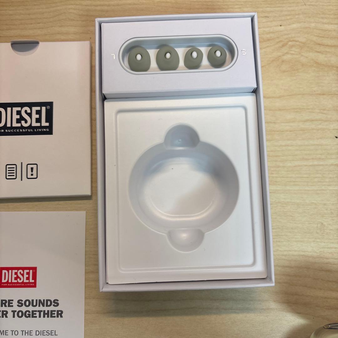 DIESEL ワイヤレスイヤホン シルバー