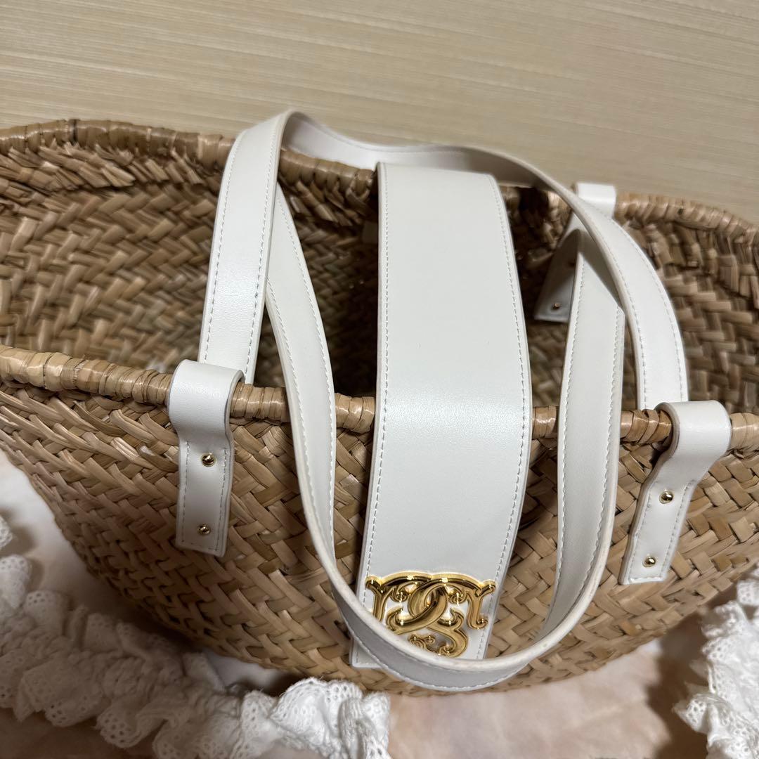 フリル付きベージュストローかごバッグ