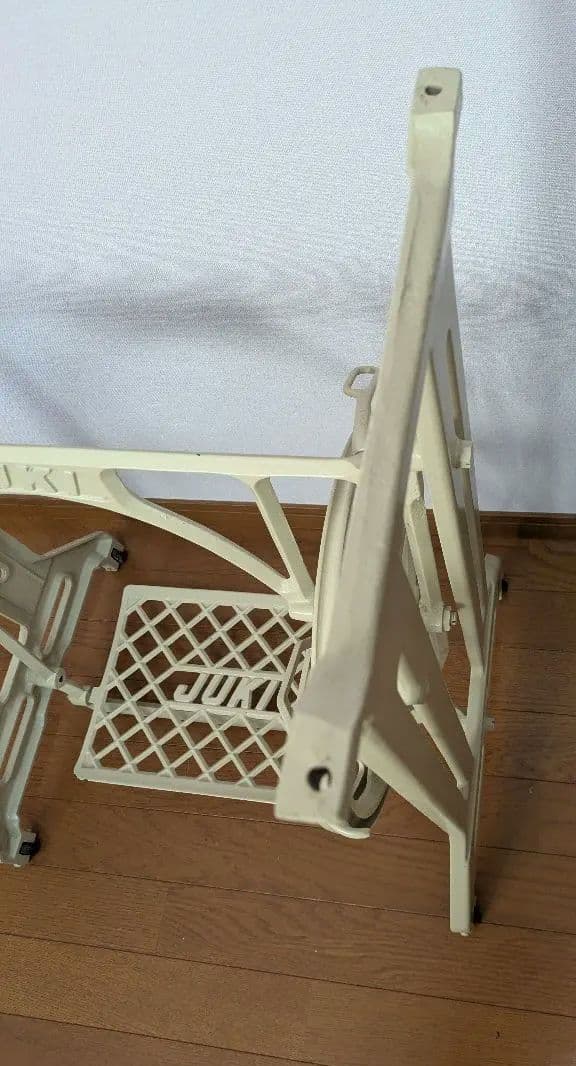 ナチュラル♪JUKI ミシン台　ホワイト　インテリア　アンティーク　脚　白