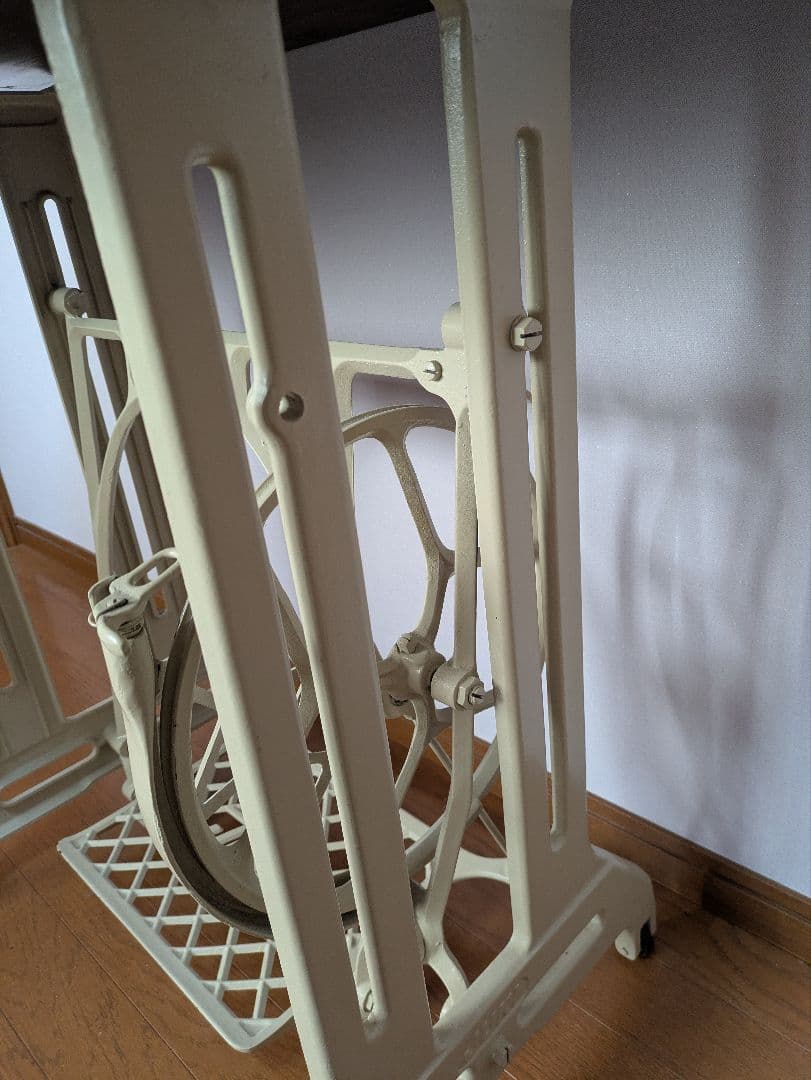 ナチュラル♪JUKI ミシン台　ホワイト　インテリア　アンティーク　脚　白