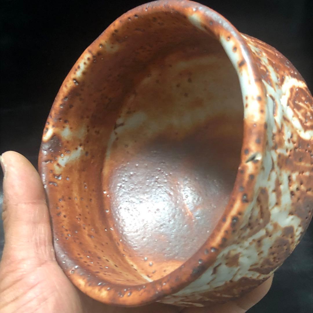 究極の美◼️蔵から、また凄そうな赤茶白い釉薬の美しい抹茶茶碗が出てきました。