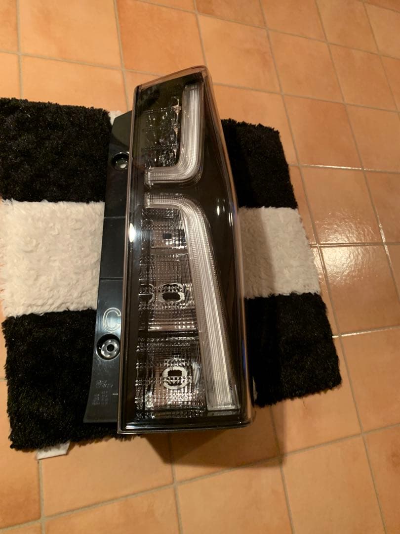 タント　右テールランプ