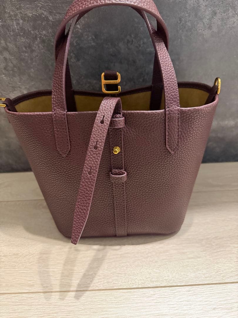 CHARLES&KEITH ベリルリサイクルレザーバケツバッグワインベリーレッド