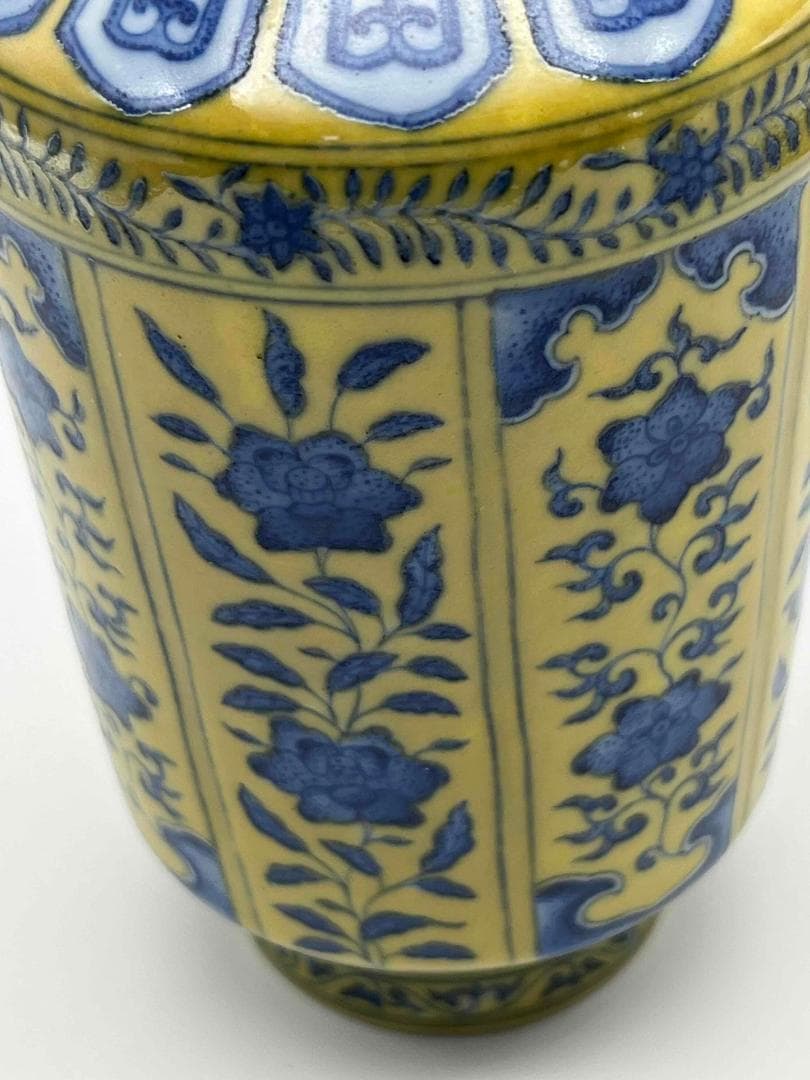 清乾隆時代　【大清乾隆年製】在銘　黄釉染付四季花草文八方長頸瓶(E-79)