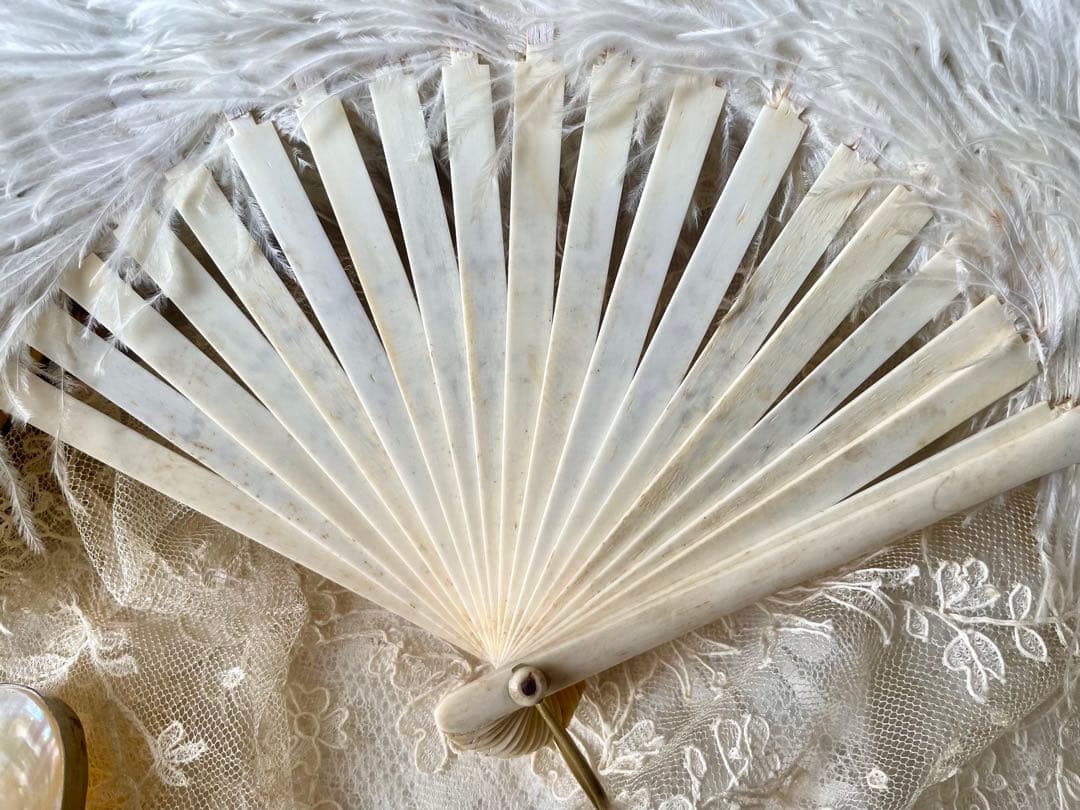 ホワイトフェザーのファン　エヴァンタイユ　フランスアンティーク　扇子　羽根