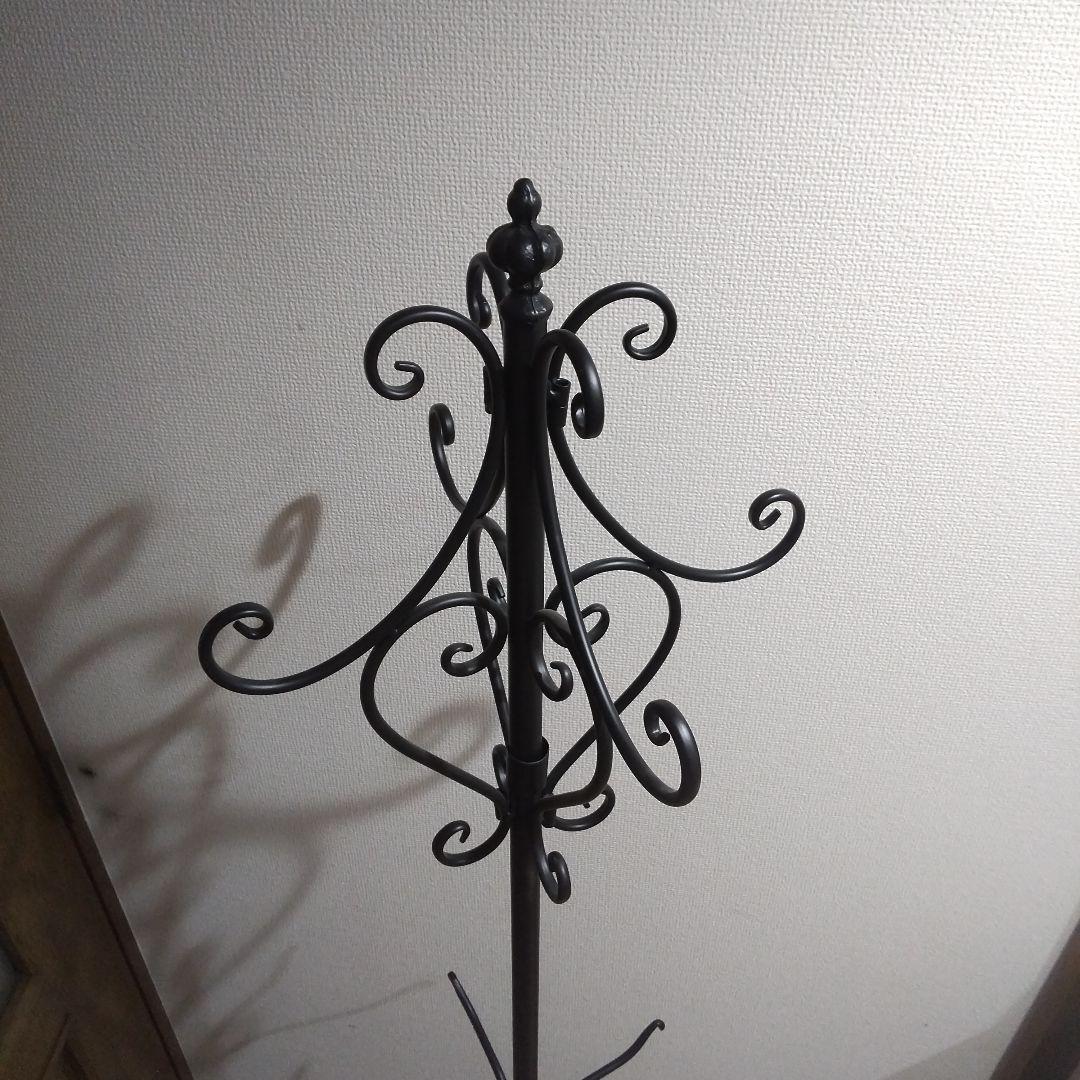 装飾的な金属製ハンガーラック