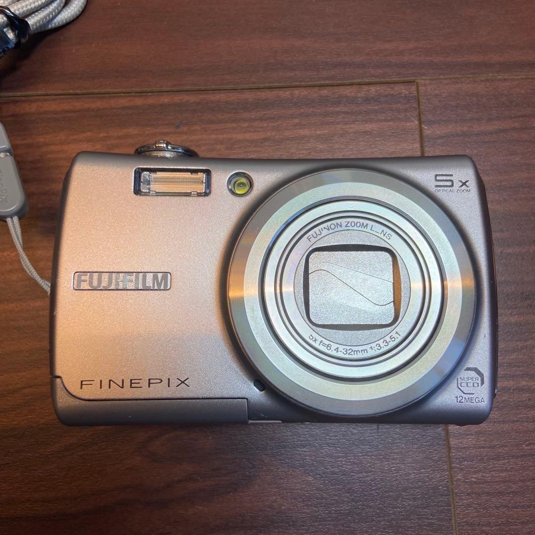 FUJIFILM FinePix F100fd デジカメ ほぼ新品 4073