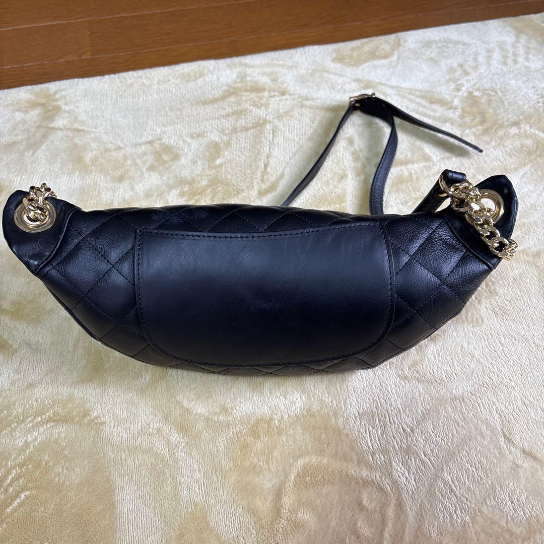 【美品】AULENTTI/オーレンティ　レザーキルトボディバッグ