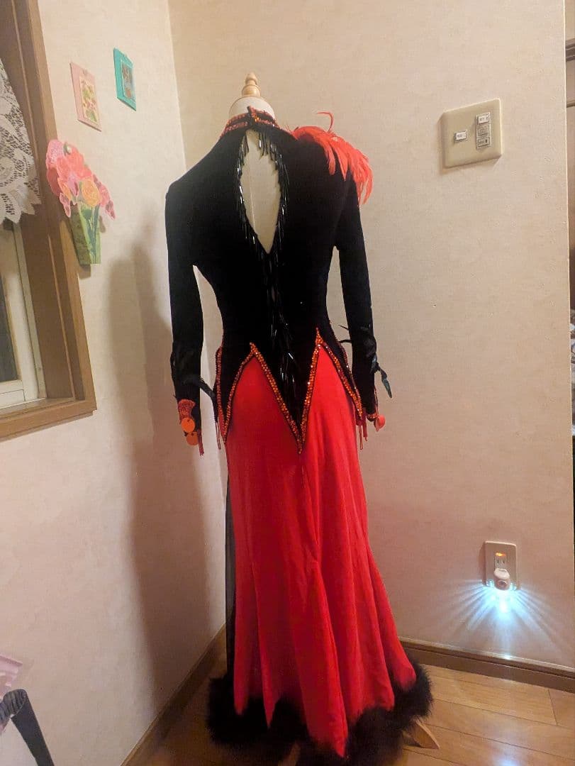 社交ダンスドレス 黒と赤 花の装飾スタンダードドレス