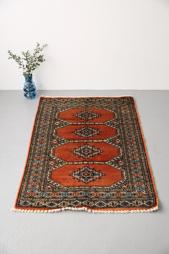 ヴィンテージラグ　トライバルラグ　パキスタン産（121×77cm）橙　茶　サンド
