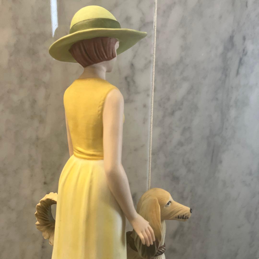 新品アメリカ60-70年代高級大型犬アフガンを携えた貴婦人の陶器オブジェ